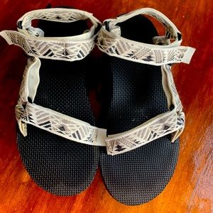 Teva sandals in good condition very confutable